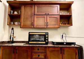 冷蔵庫、電子レンジ、オーブン、コンロ