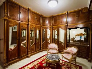 Iron/ironing board, WiFi, bed sheets