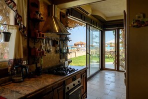 ثلاجة، ميكروويف، فرن، موقد طهي مسطح