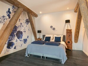 House | 6 bedrooms, individually furnished, iron/ironing board