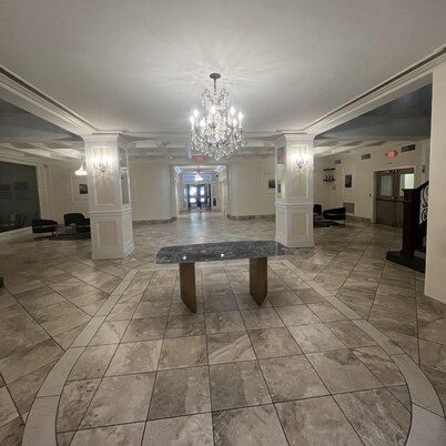 East 120 I Modern Refinished Apt Downtown I Gym