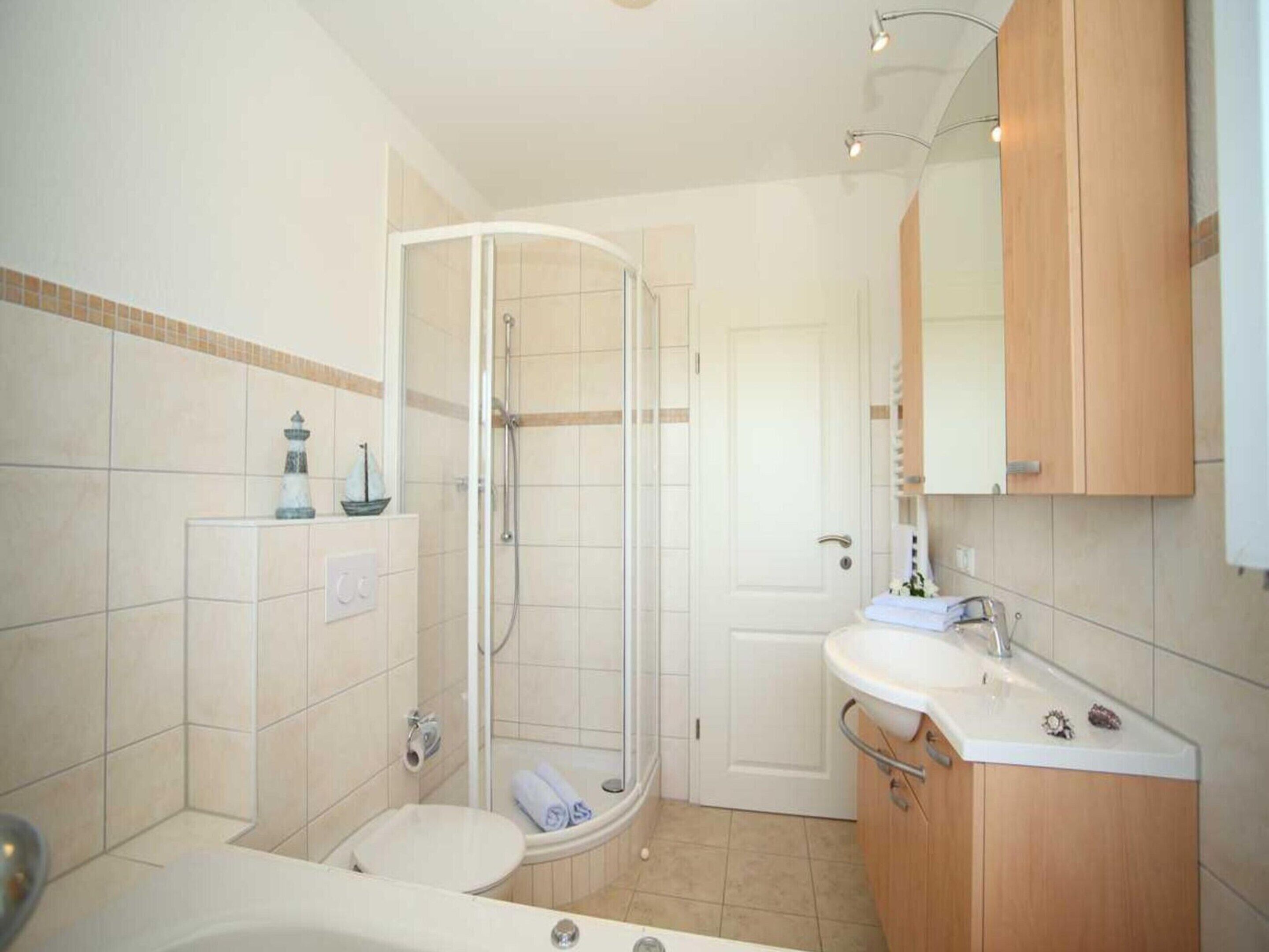 Un baño moderno con ducha, inodoro y lavabo.