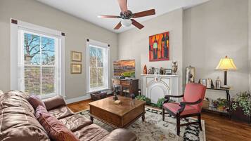 Een televisie en een kantoor