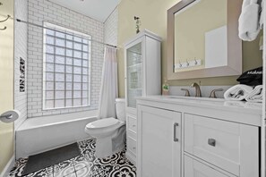 Ducha, secador de pelo, toallas