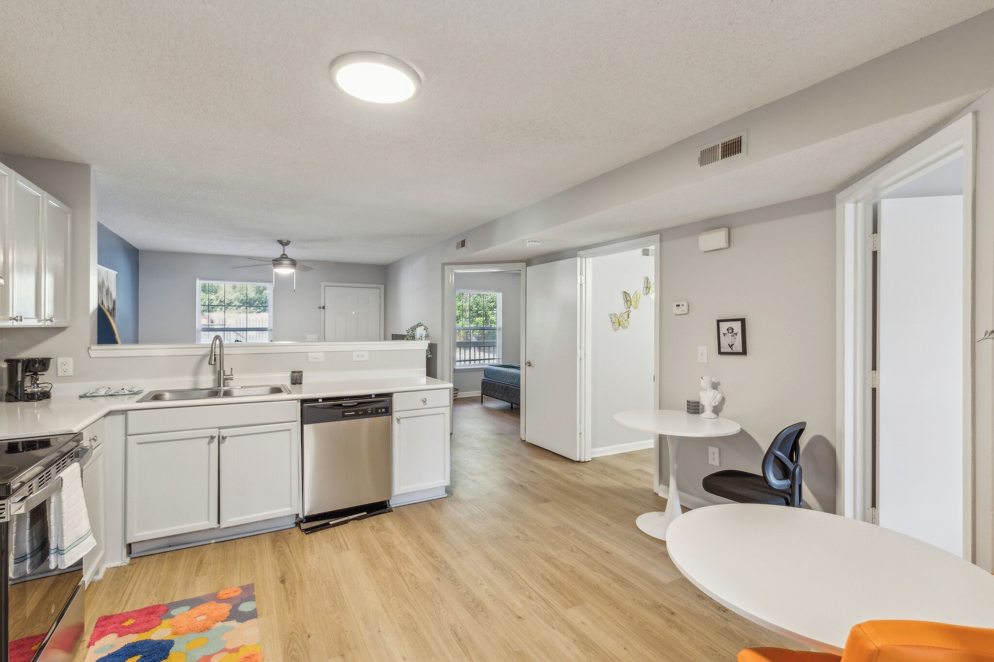 Jääkaappi, uuni, liesi, astianpesukone