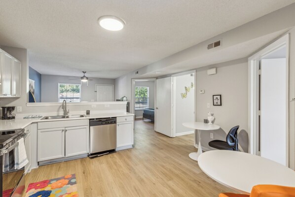 冷蔵庫、オーブン、コンロ、食器洗い機