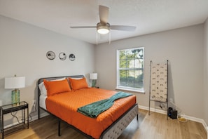 2 bedrooms, desk, iron/ironing board, travel cot - CB 3504-102 Fayetteville Oasis I Modern, Comfy (Fayetteville)