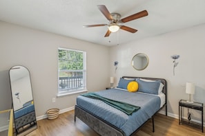 2 bedrooms, desk, iron/ironing board, travel cot - CB 3504-102 Fayetteville Oasis I Modern, Comfy (Fayetteville)