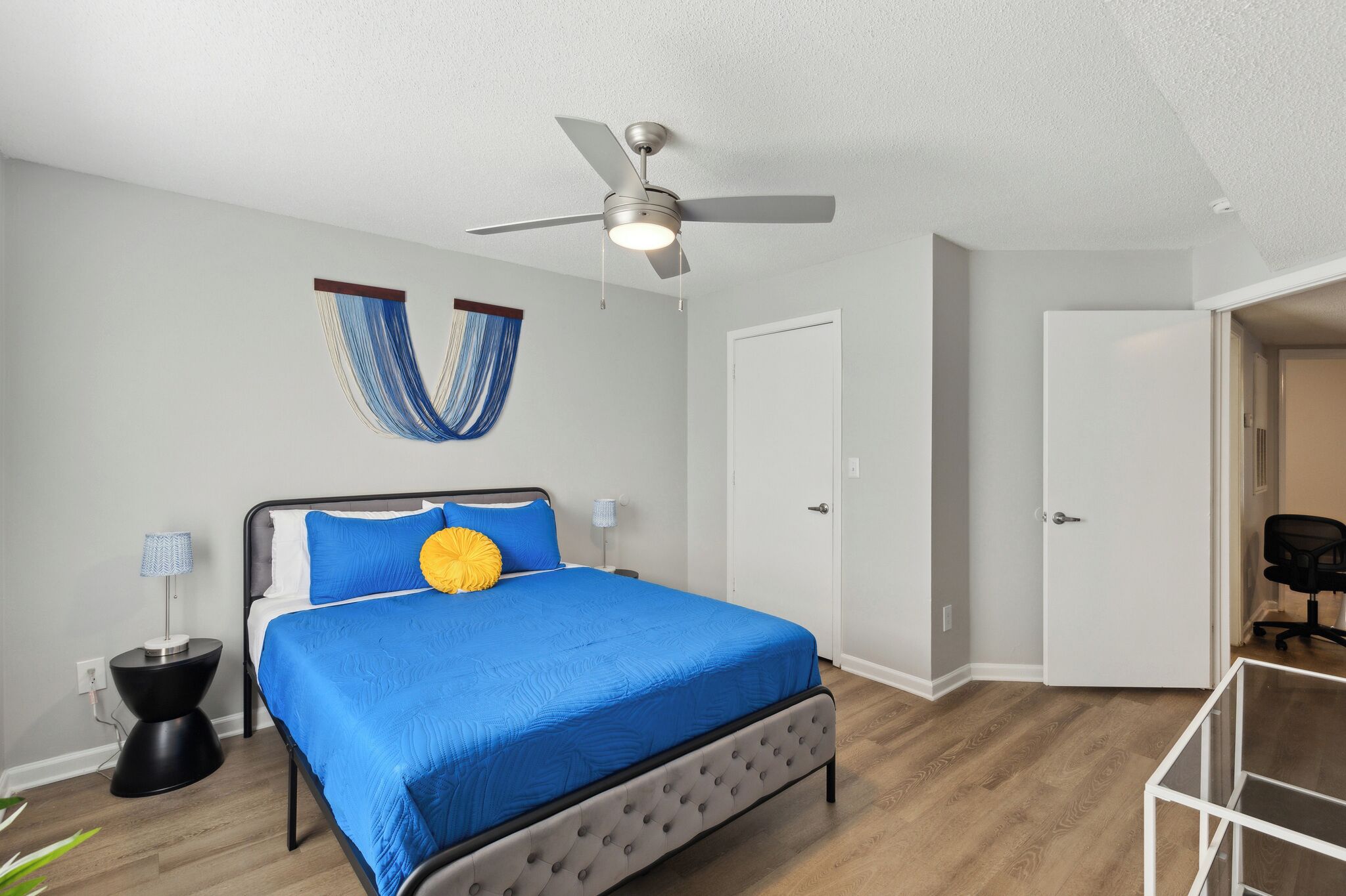 2 chambres, bureau, fer et planche à repasser, lit parapluie