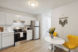 Frigorífico, horno, placa de cocina y lavavajillas