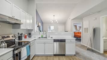 Fridge, oven, stovetop, dishwasher