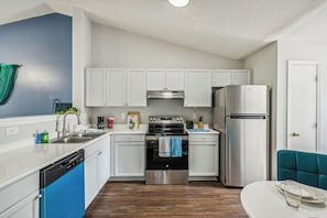 Fridge, oven, stovetop, dishwasher