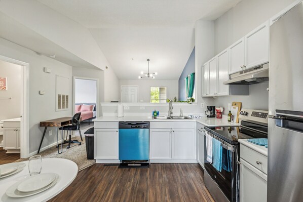 Réfrigérateur, four, plaque de cuisson, lave-vaisselle