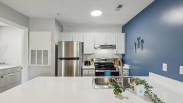 Réfrigérateur, four, plaque de cuisson, lave-vaisselle