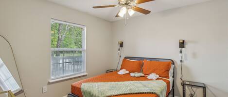 1 chambre, bureau, fer et planche à repasser, lit parapluie