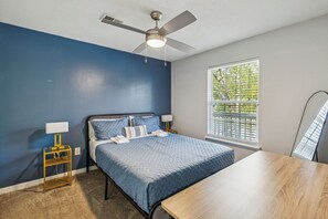 1 soverom, skrivebord, strykejern/-brett og reiseseng for barn