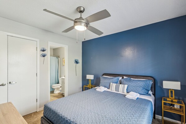 1 soverom, skrivebord, strykejern/-brett og reiseseng for barn