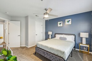 2 quartos, ferros/tábuas de passar roupa, berço de viagem