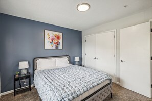 2 bedrooms, iron/ironing board, travel crib, free WiFi - Chick Retreat With Fayetteville Charm (cb) (Fayetteville)