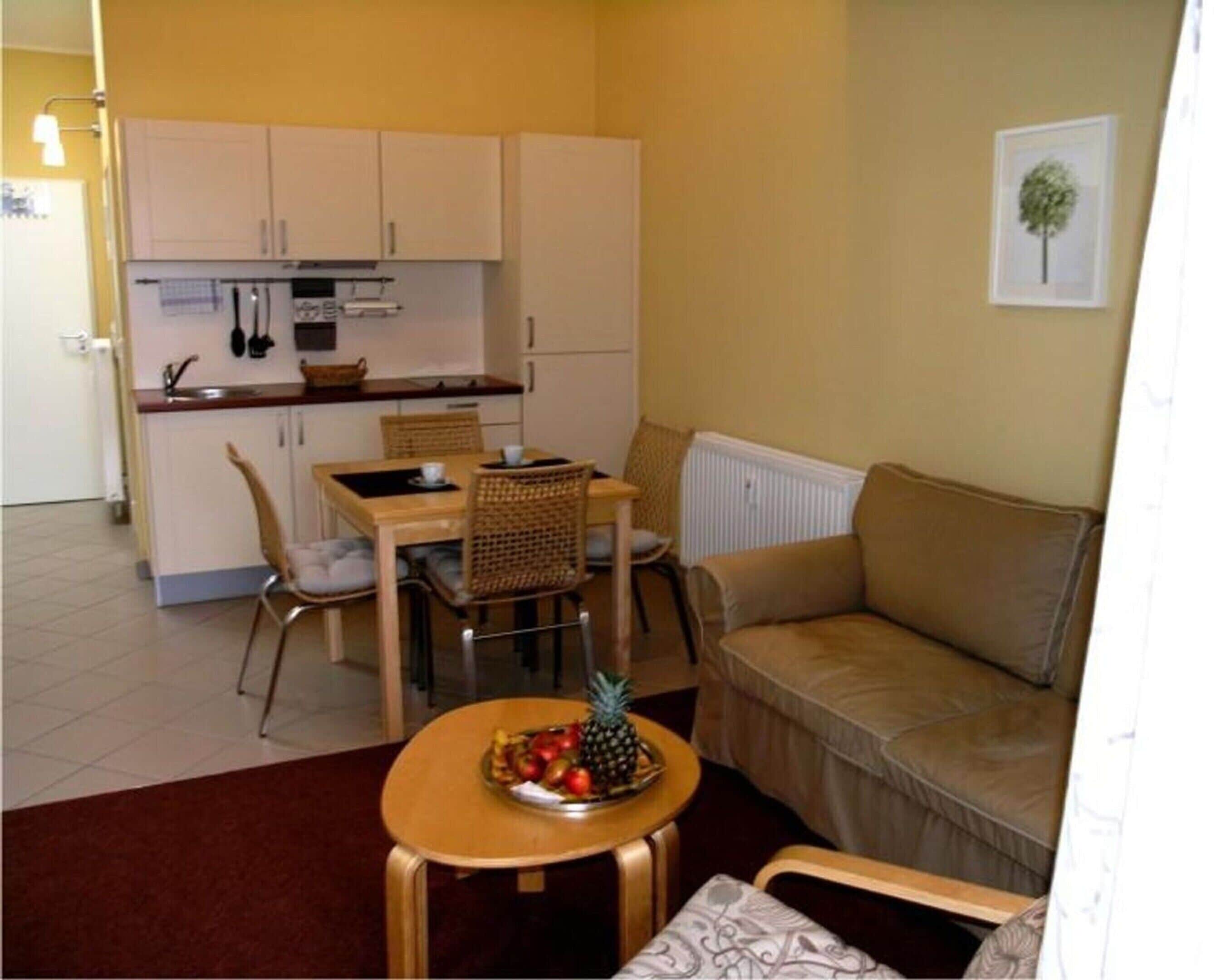 Apartment | Dapur peribadi | Cerek elektrik, pembakar roti, kerusi tinggi 