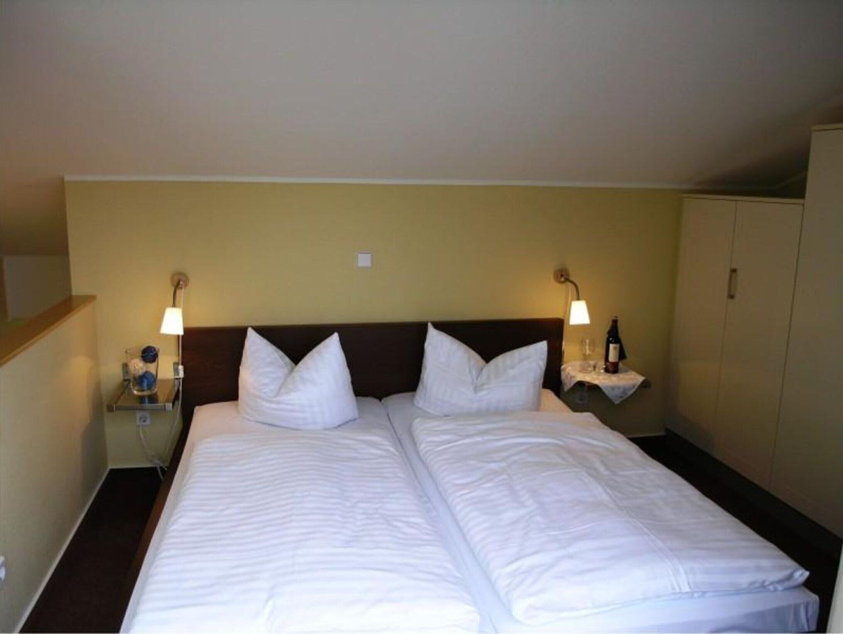 Căn hộ | 1 phòng ngủ, trang bị nội thất với thiết kế riêng biệt, bộ trải giường 