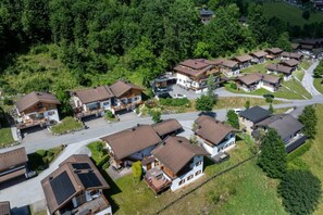 A residential area with multiple houses, each featuring a sloped roof and a front porch. - Elegant Alpine Chalet for 10 Guests (Wald im Pinzgau)