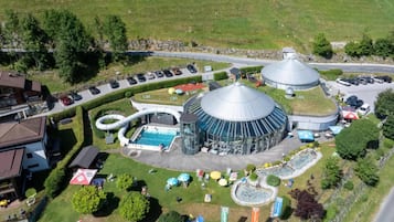 Un complexe hôtelier doté d’une piscine, d’un espace extérieur couvert et d’un parking.