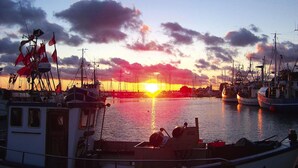 A marina at sunset with boats docked and a clear sky. - Ferienwohnung Petersdorf in Fehmarn-petersdorf (Fehmarn)