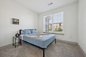 2 Schlafzimmer, Schreibtisch, Bügeleisen/Bügelbrett, Reisekinderbett