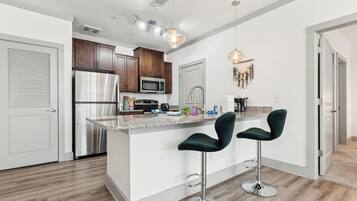 Réfrigérateur, micro-ondes, four, plaque de cuisson