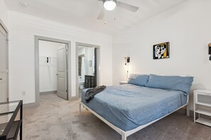 1 chambre, bureau, fer et planche à repasser, lit parapluie