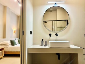 Dutxa, assecador de cabells, bidet i tovalloles
