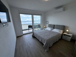 Casa | 4 habitaciones, muebles diferentes y tabla de planchar con plancha 