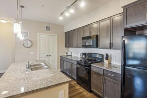 冷蔵庫、電子レンジ、オーブン、コンロ