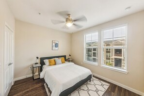 2 chambres, bureau, fer et planche à repasser, lit de bébé portatif