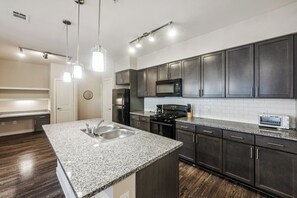 Fridge, microwave, oven, stovetop - Cozy & Spacious I Parking I Properties by Preston (Houston)