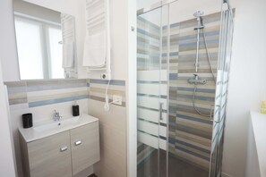 Shower, hair dryer, towels, soap - CityGem with a refined design in Vigonovo (Fontanafredda)