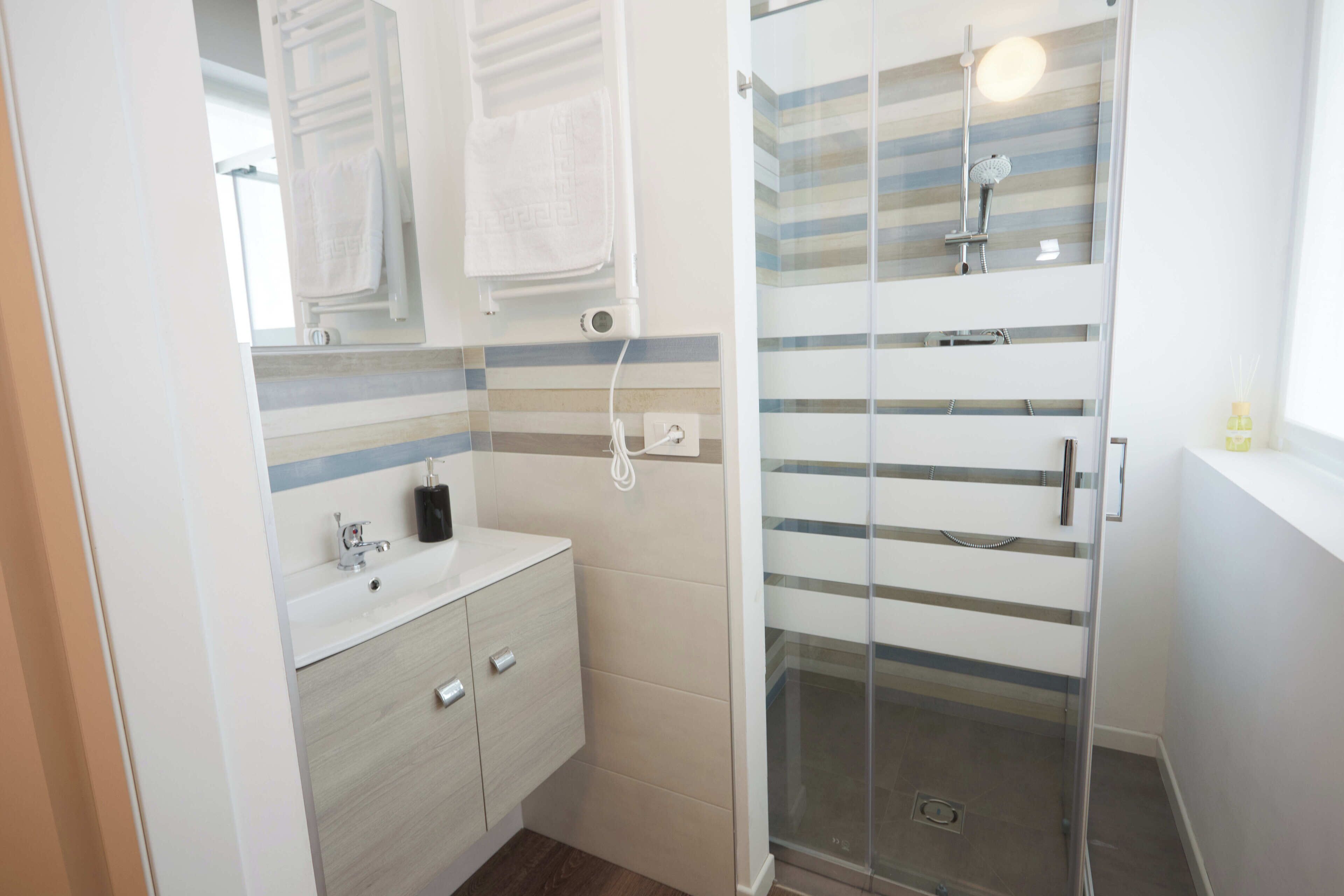 Regadera, secadora de cabello, toallas, jabón 