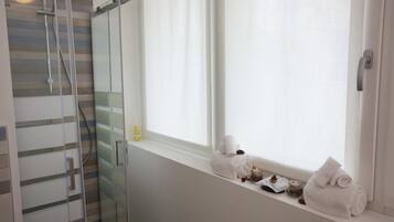 Douche, sĂšche-cheveux, serviettes fournies, savon