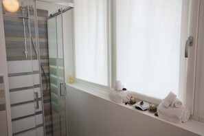Shower, hair dryer, towels, soap - CityGem with a refined design in Vigonovo (Fontanafredda)