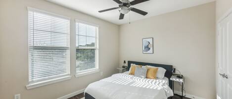 2 chambres, bureau, fer et planche à repasser, lit parapluie