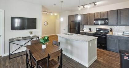 C Creek 10308 I Modern 2Bd Apt I Secure Property