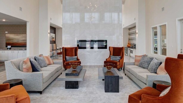 Un salon spacieux avec deux canapés, une table basse et un lustre.