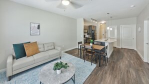 Un appartement moderne comprenant un salon, un coin repas et une cuisine.