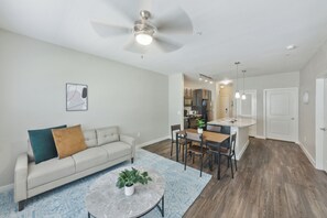 Smart TV, offices - Corporate I Free Parking I Properties by Preston (Houston)