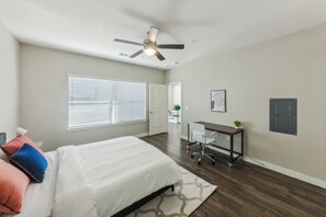 1 habitación, escritorio, tabla de planchar con plancha y cuna de viaje 
