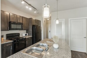 Fridge, microwave, oven, stovetop - Beautiful 1Bd Apt I Properties by Preston (Houston)