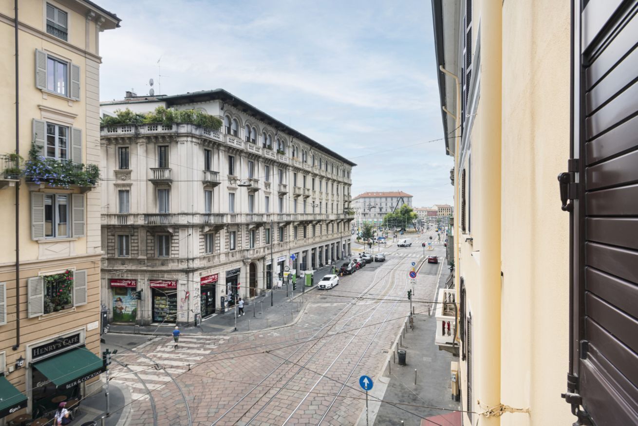 Straßenansicht eines Gebäudes mit einer grünen Markise, auf der 