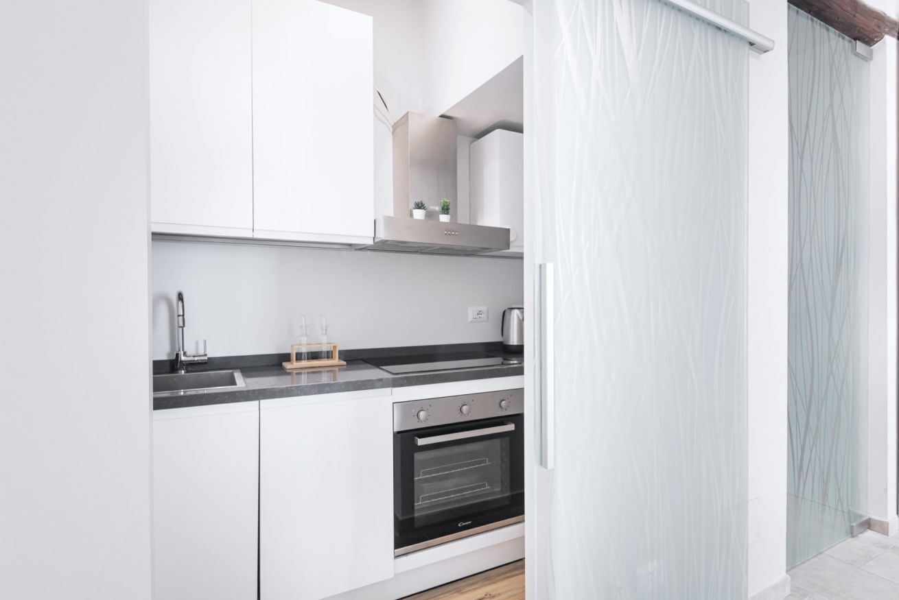 Kühlschrank, Ofen, Herdplatte, Wasserkocher mit Kaffee-/Teezubehör