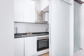 Fridge, oven, stovetop, coffee/tea maker